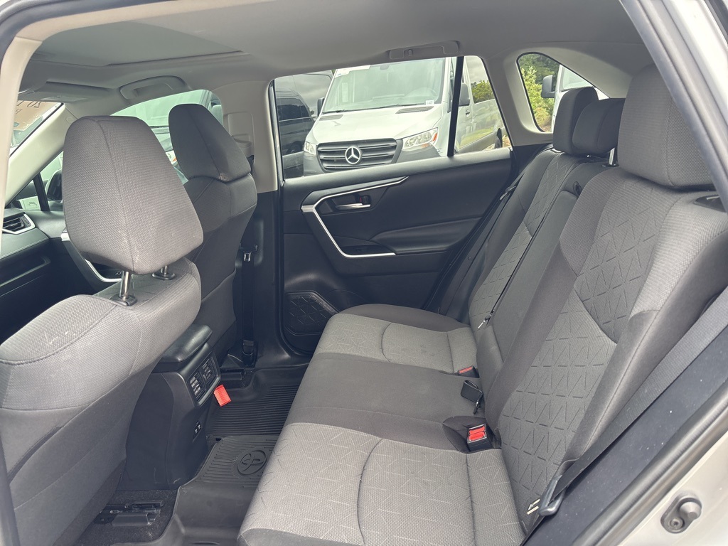 2020 Toyota RAV4 XLE photo 14