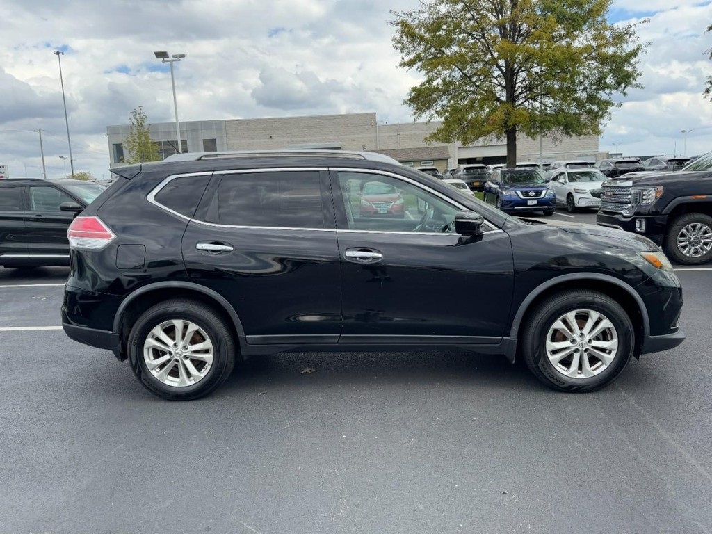 2014 Nissan Rogue SV photo 2