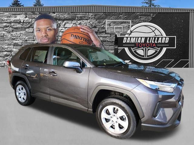 2025 Toyota RAV4 LE's photo