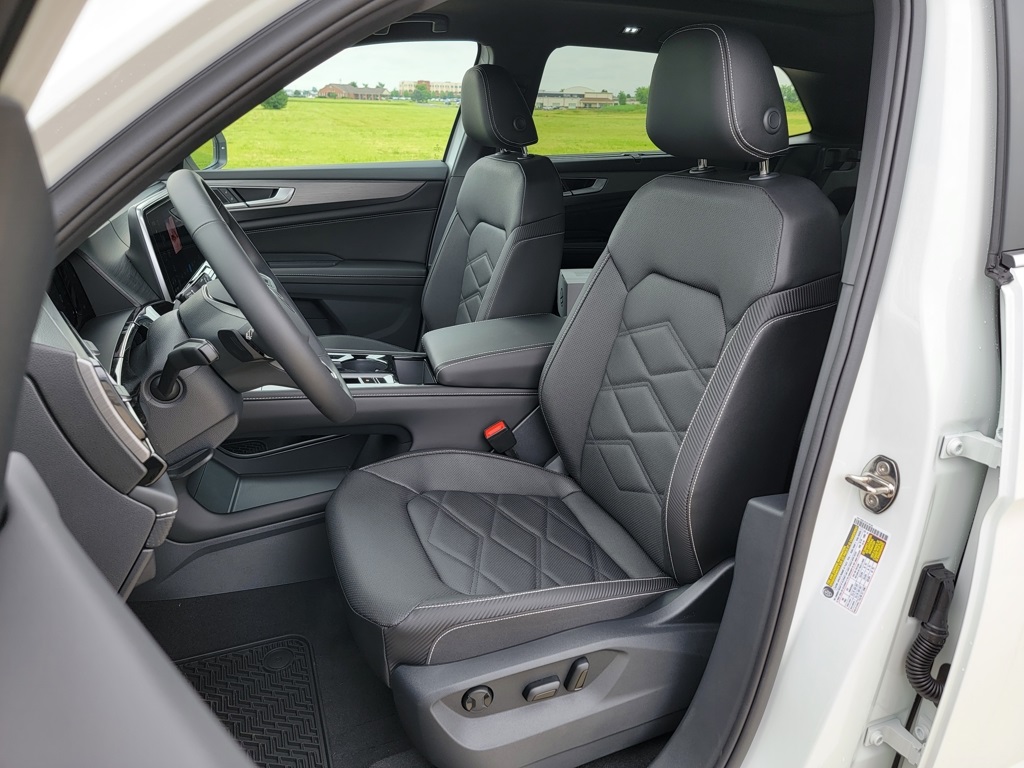 2025 Volkswagen Atlas Cross Sport SE Technology photo 2