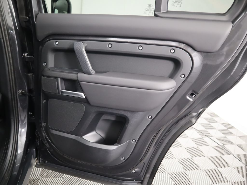 2025 Land Rover Defender 110 X photo 26
