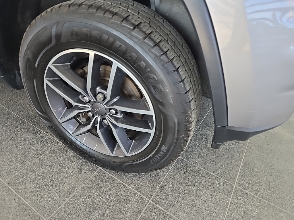 2019 Jeep Grand Cherokee Laredo E photo 5