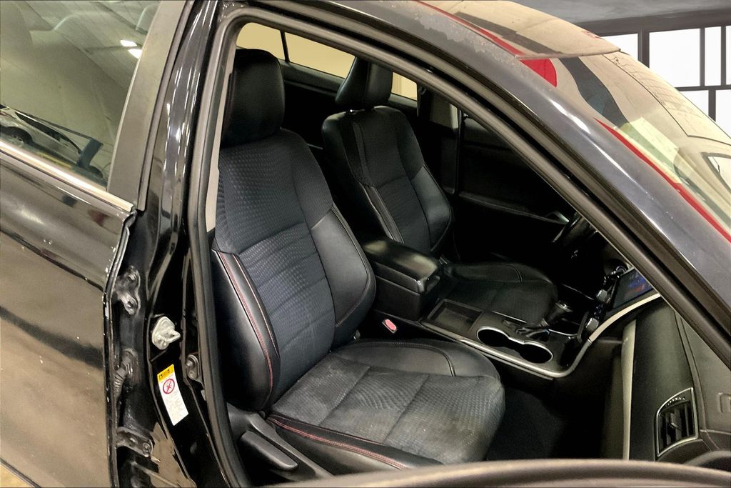 2015 Toyota Camry XLE photo 4