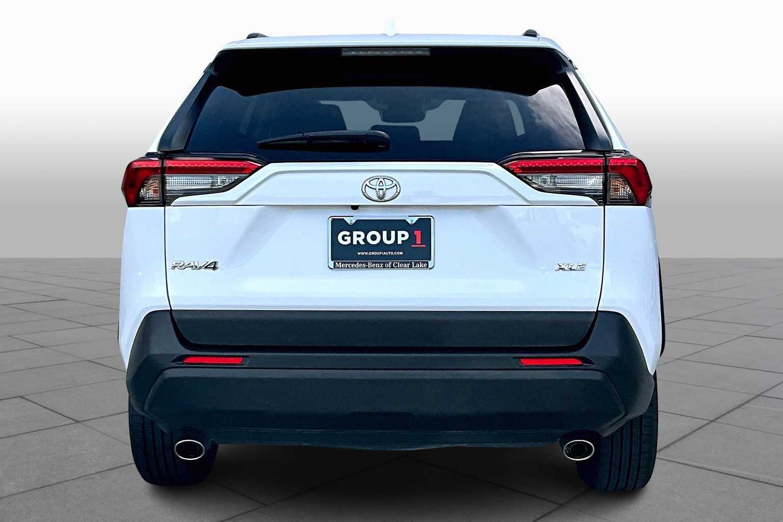 2022 Toyota RAV4 XLE photo 2