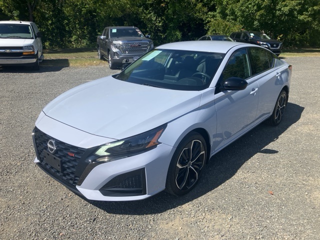 2023 Nissan Altima SR's photo