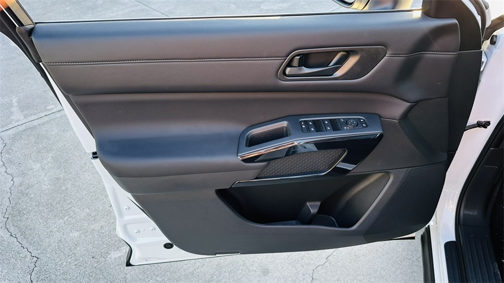 2025 Nissan Pathfinder SV photo 13