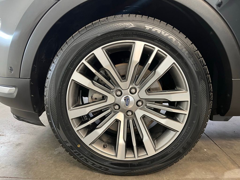 2018 Ford Explorer Platinum photo 17