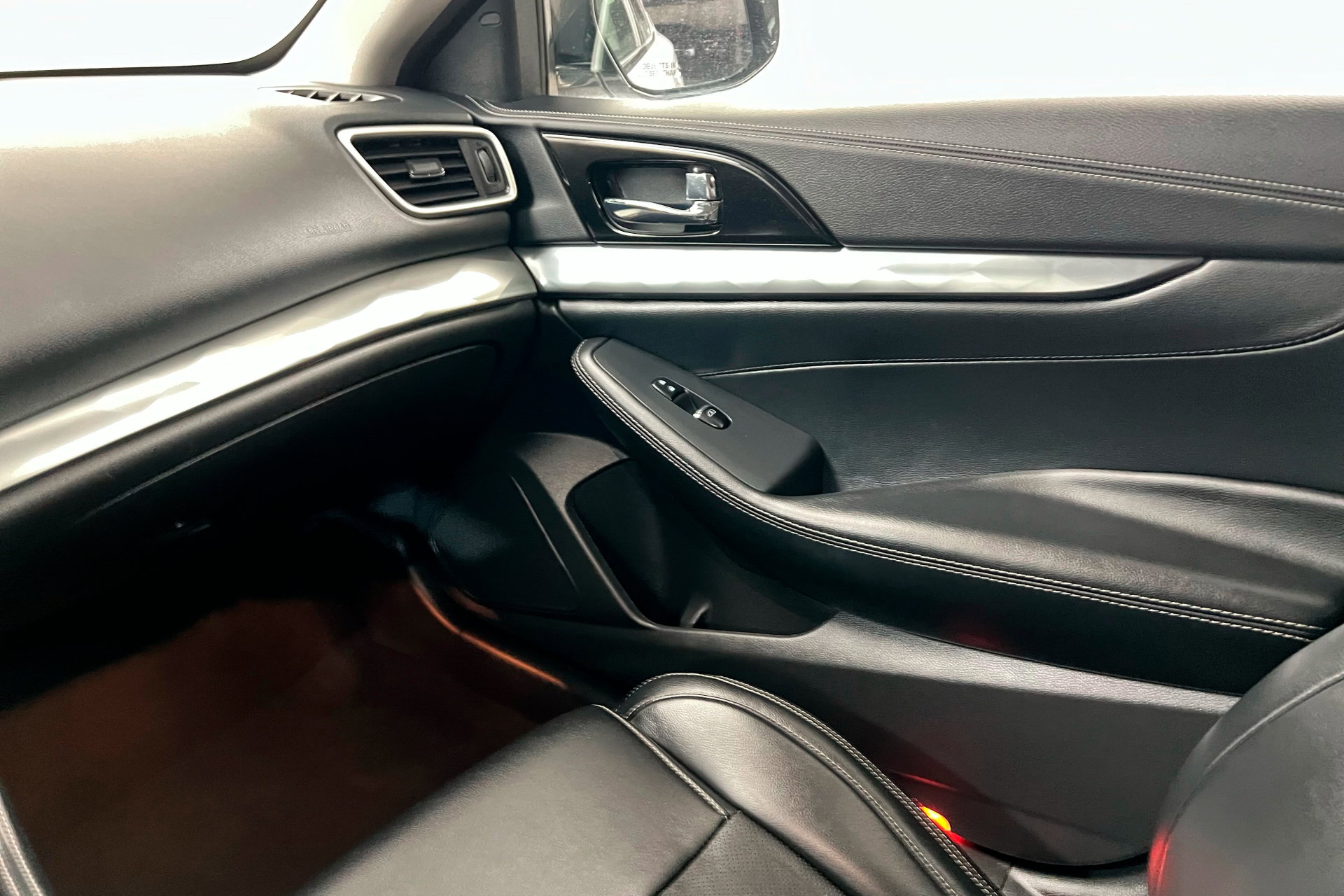 2023 Nissan Maxima SV photo 10