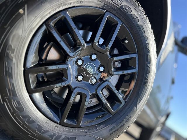 2025 Land Rover Defender 110 S photo 3