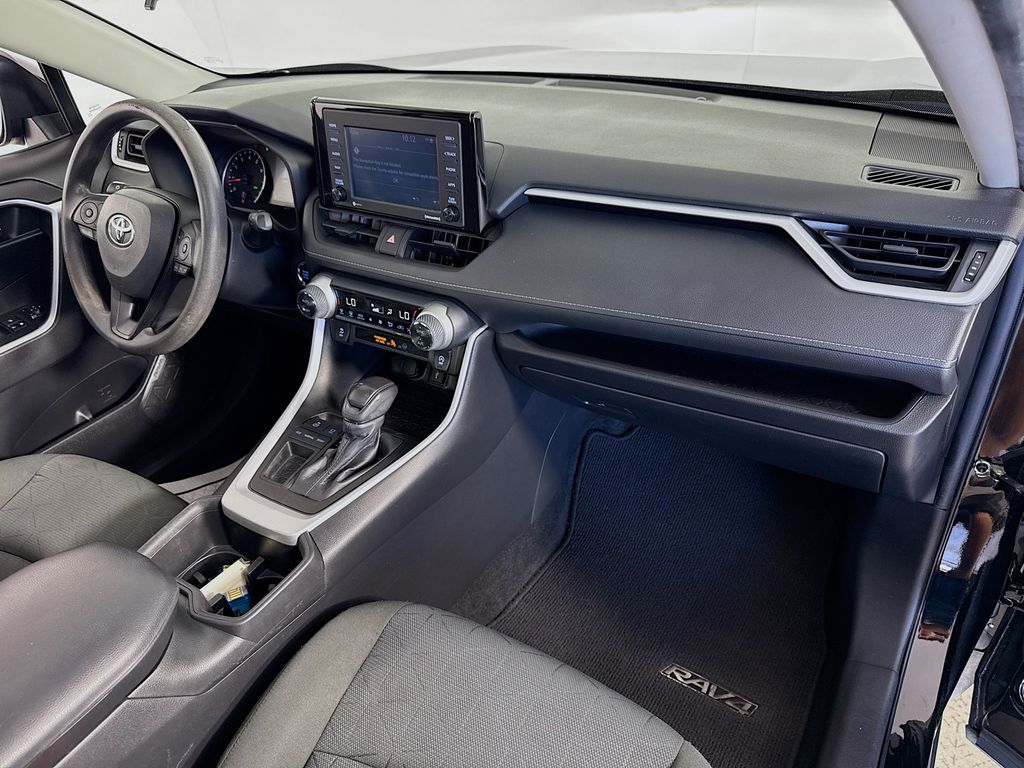 2022 Toyota RAV4 XLE photo 30