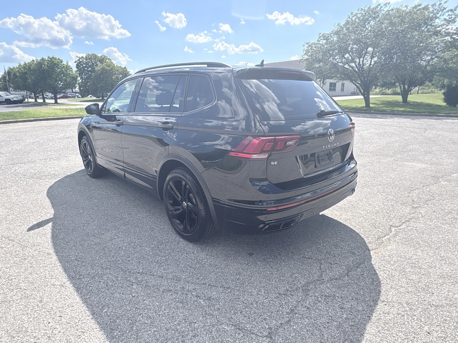 2023 Volkswagen Tiguan SE R-Line Black photo 28