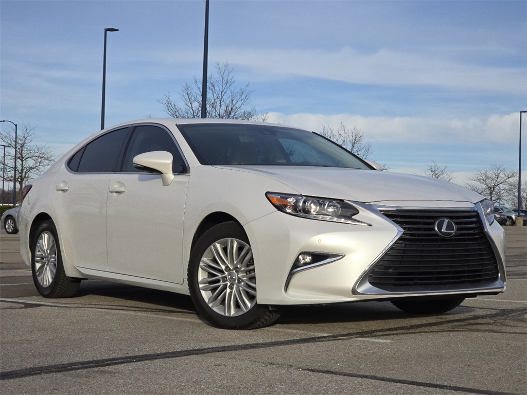 2016 Lexus ES 350's photo