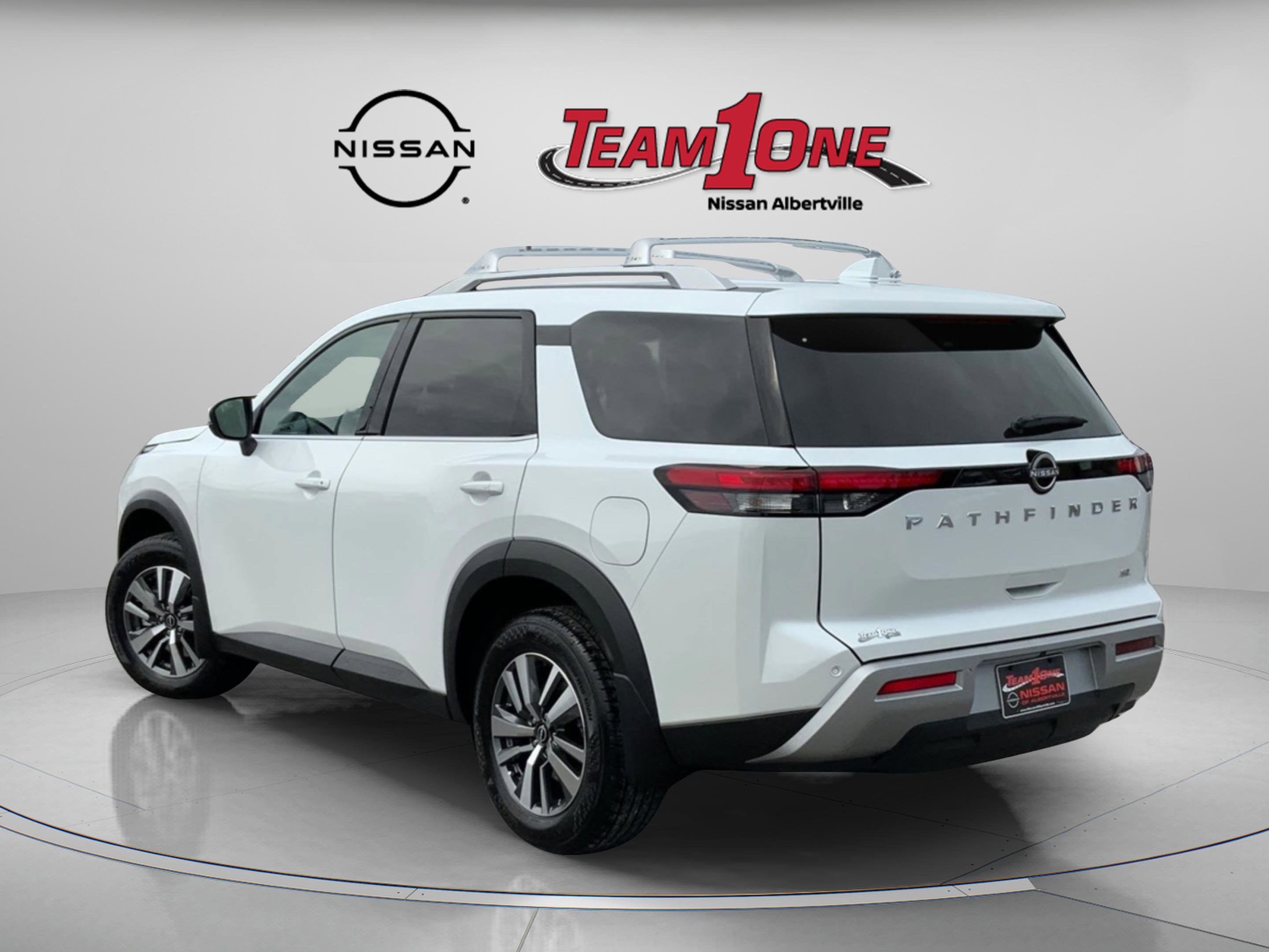2025 Nissan Pathfinder SL photo 3