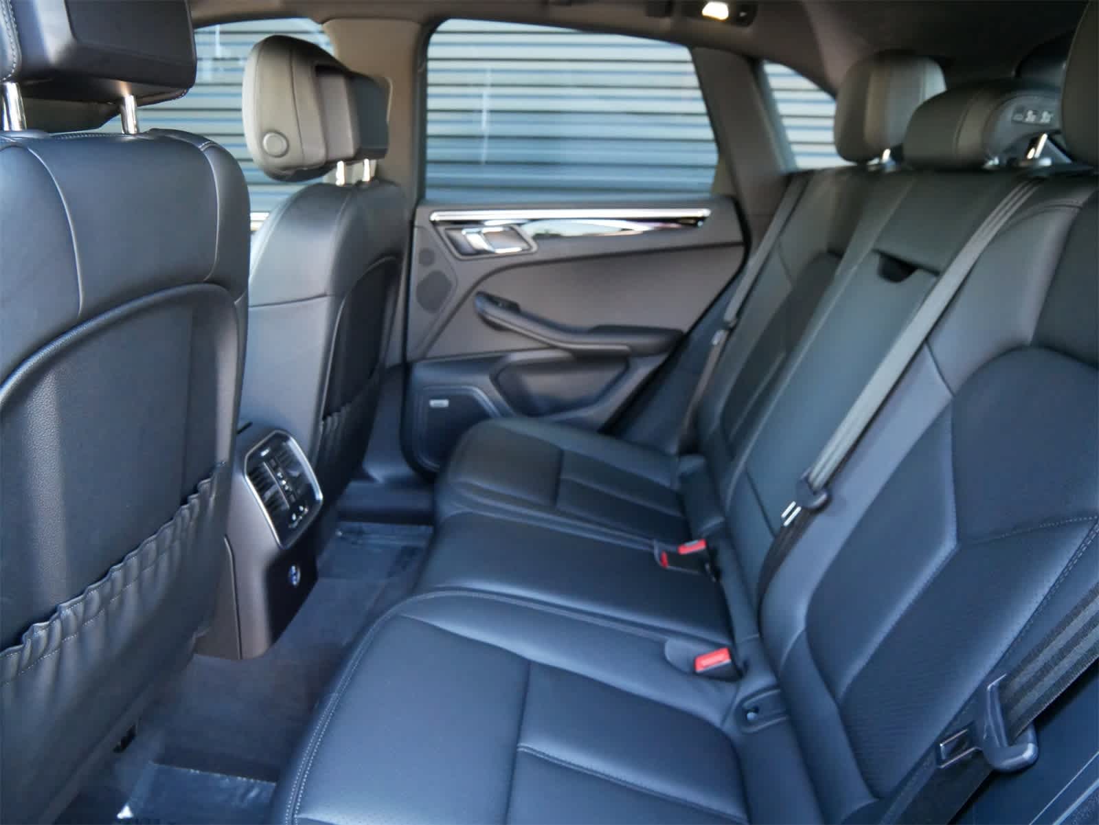 2021 Porsche Macan Base photo 6
