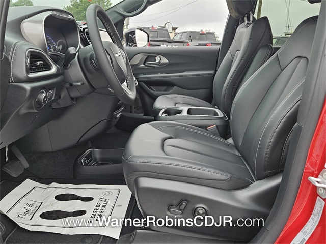 2026 Chrysler Pacifica photo 4