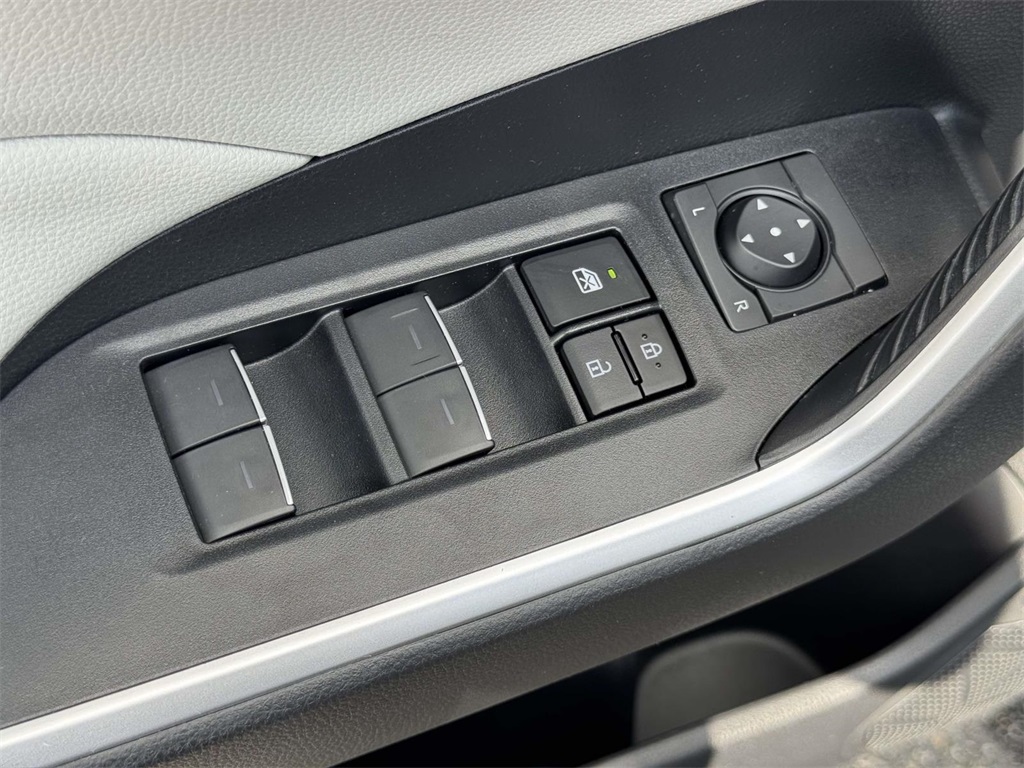 2022 Toyota RAV4 Hybrid XLE photo 23