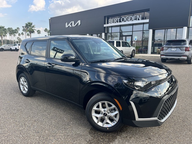 2025 Kia Soul LX's photo