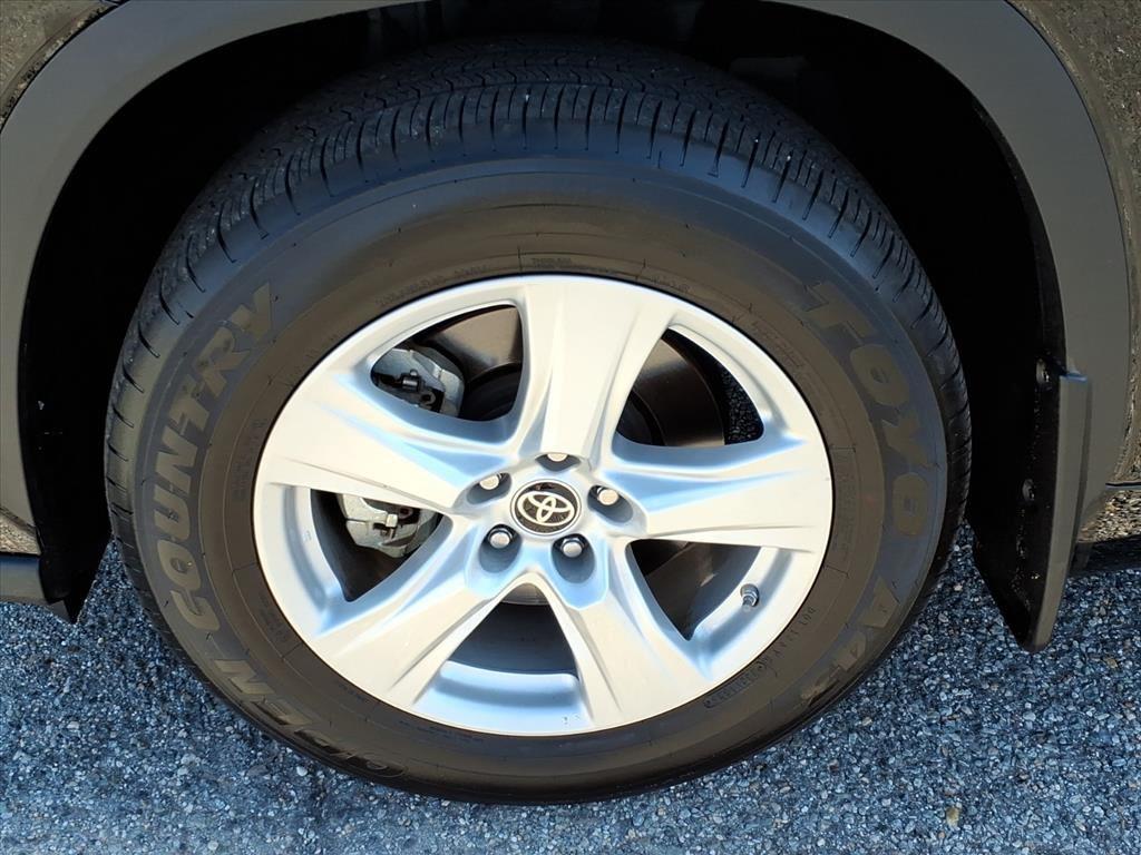 2022 Toyota Highlander LE photo 4