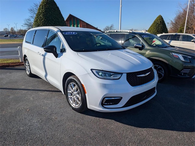 2024 Chrysler Pacifica Touring L's photo