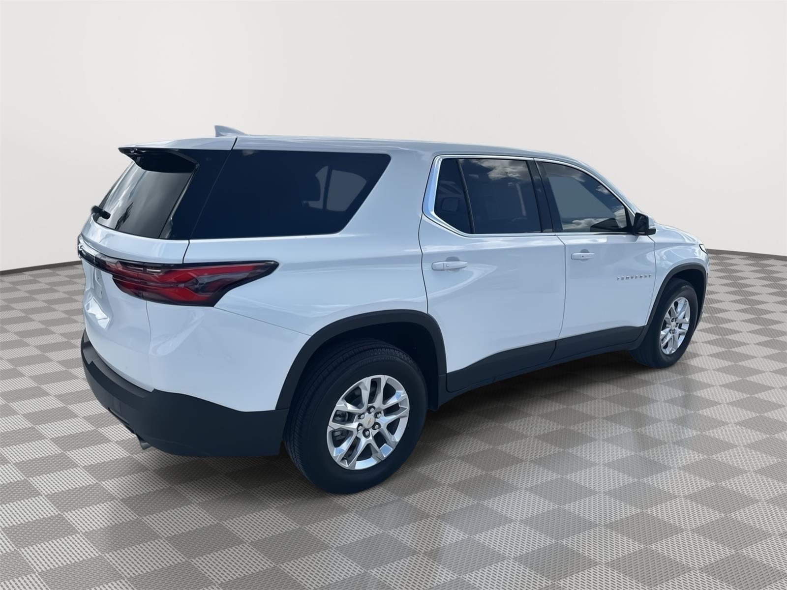 2023 Chevrolet Traverse LS photo 2