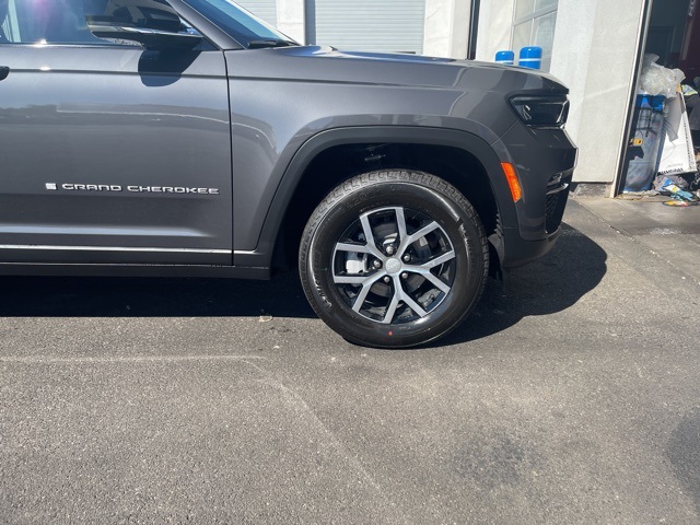 2025 Jeep Grand Cherokee Limited photo 9