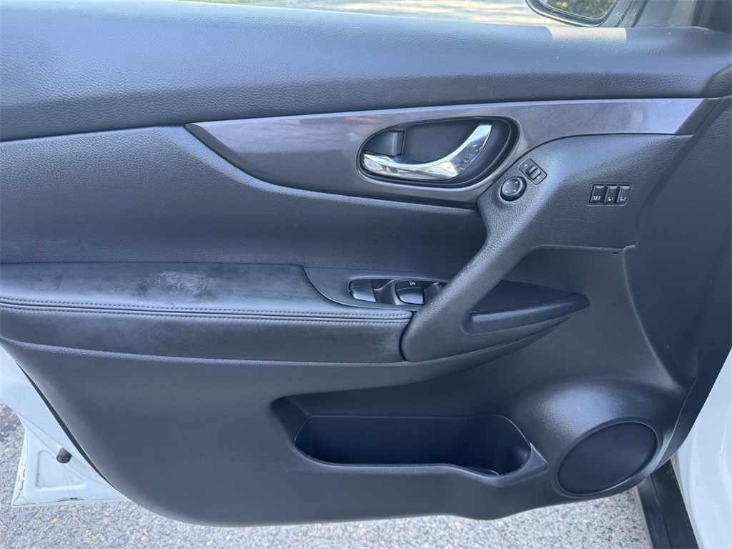 2018 Nissan Rogue SV photo 17