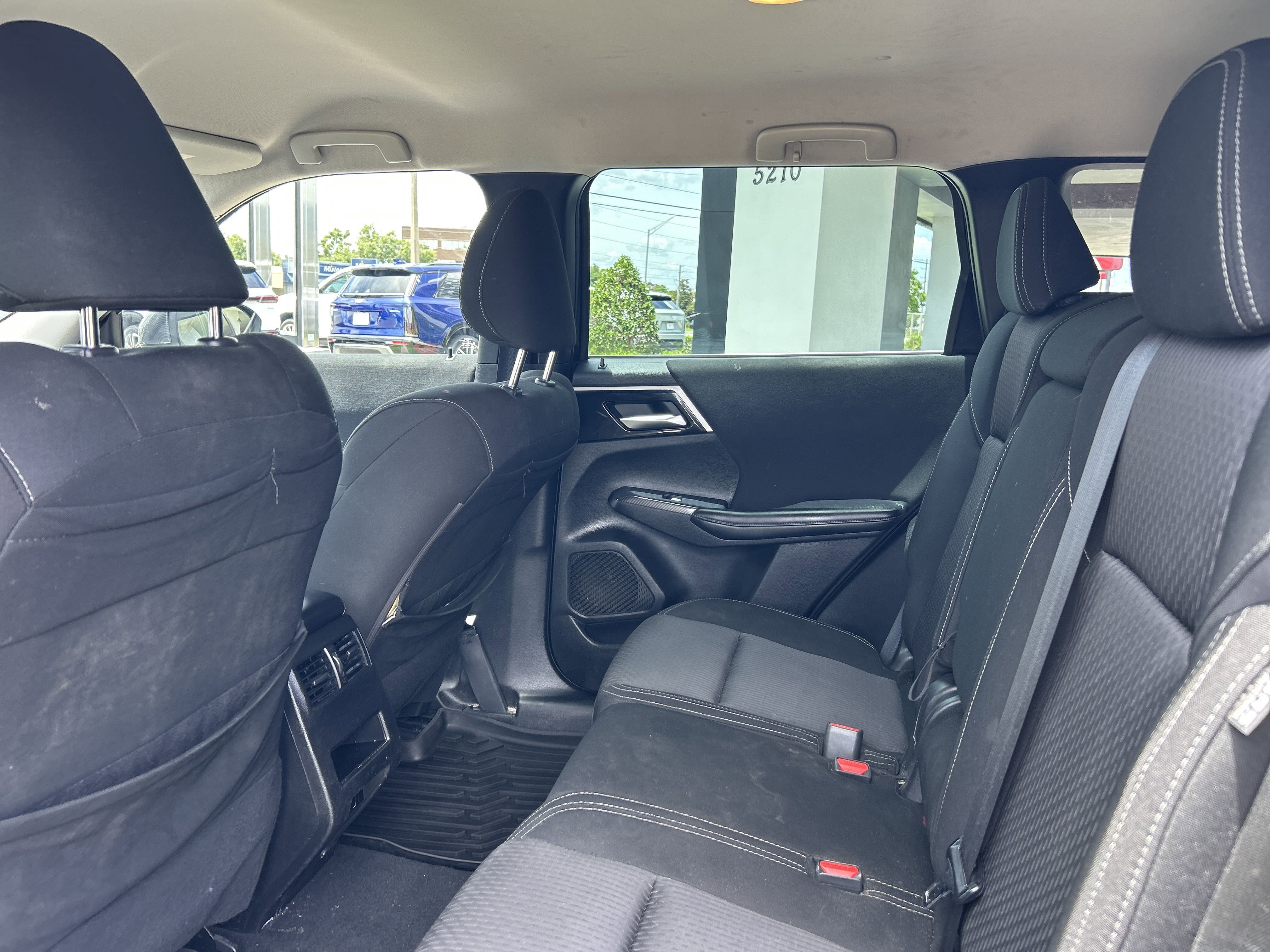 2022 Mitsubishi Outlander ES photo 3