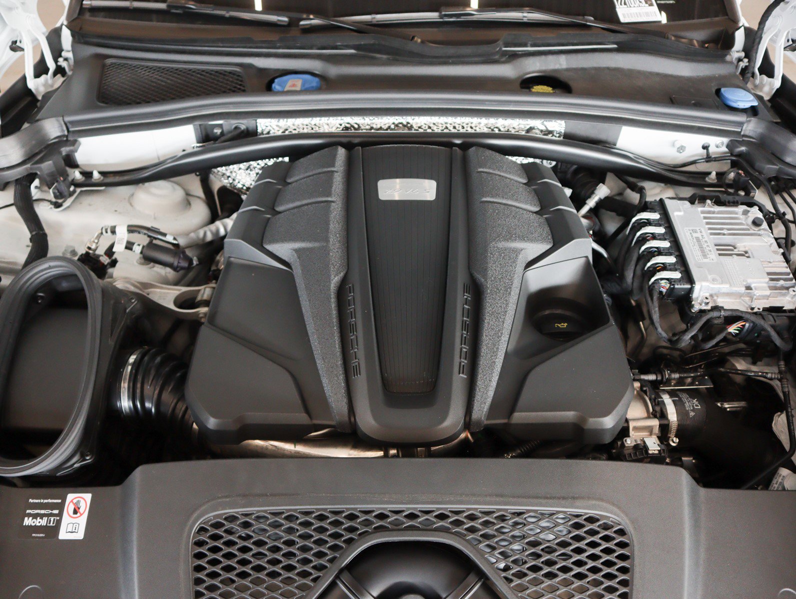 2025 Porsche Macan S photo 22