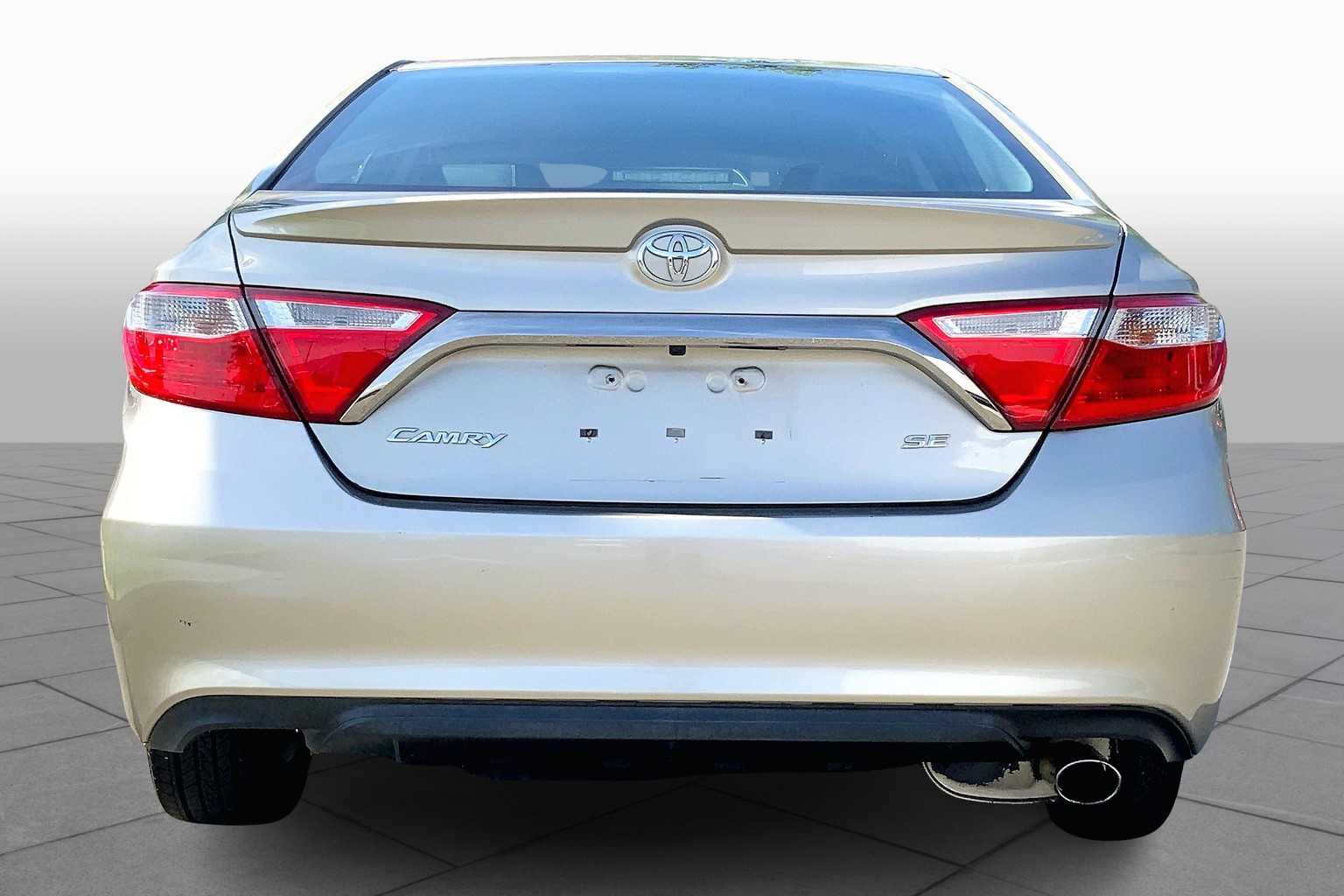 2015 Toyota Camry SE photo 4
