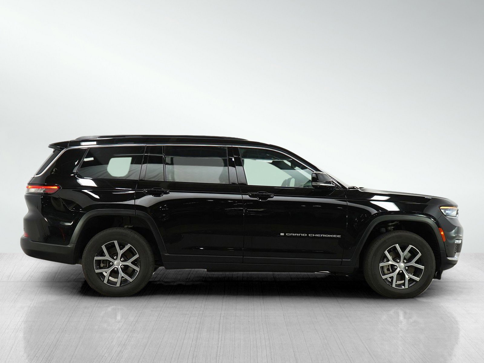 2024 Jeep Grand Cherokee Limited photo 2