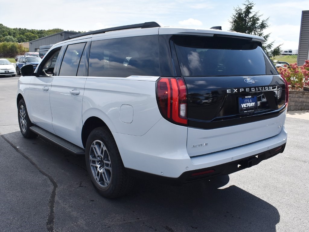 2025 Ford Expedition MAX photo 2