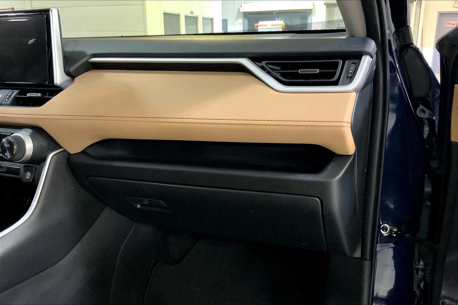 2024 Toyota RAV4 XLE Premium photo 17