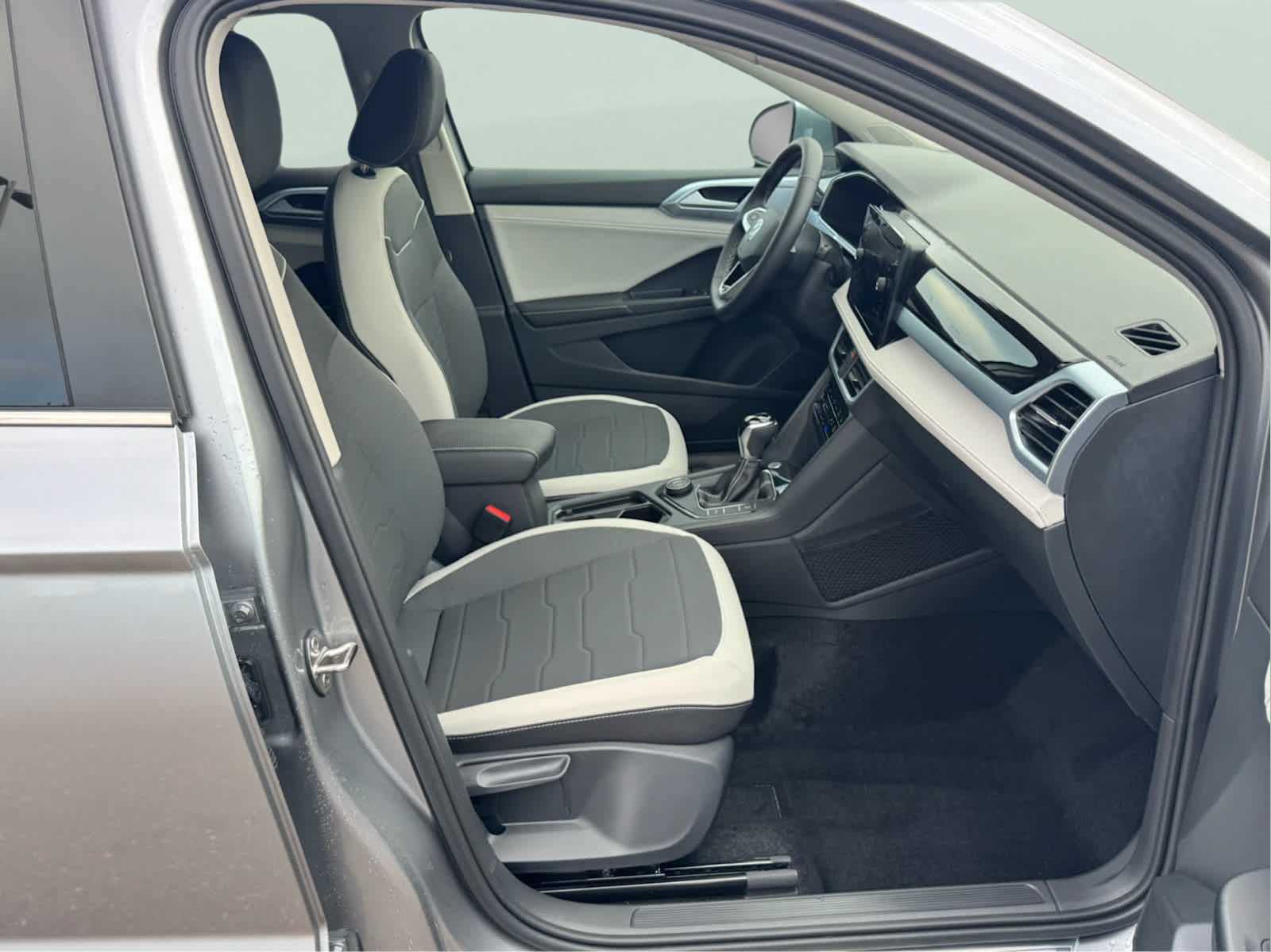2025 Volkswagen Taos SE photo 37