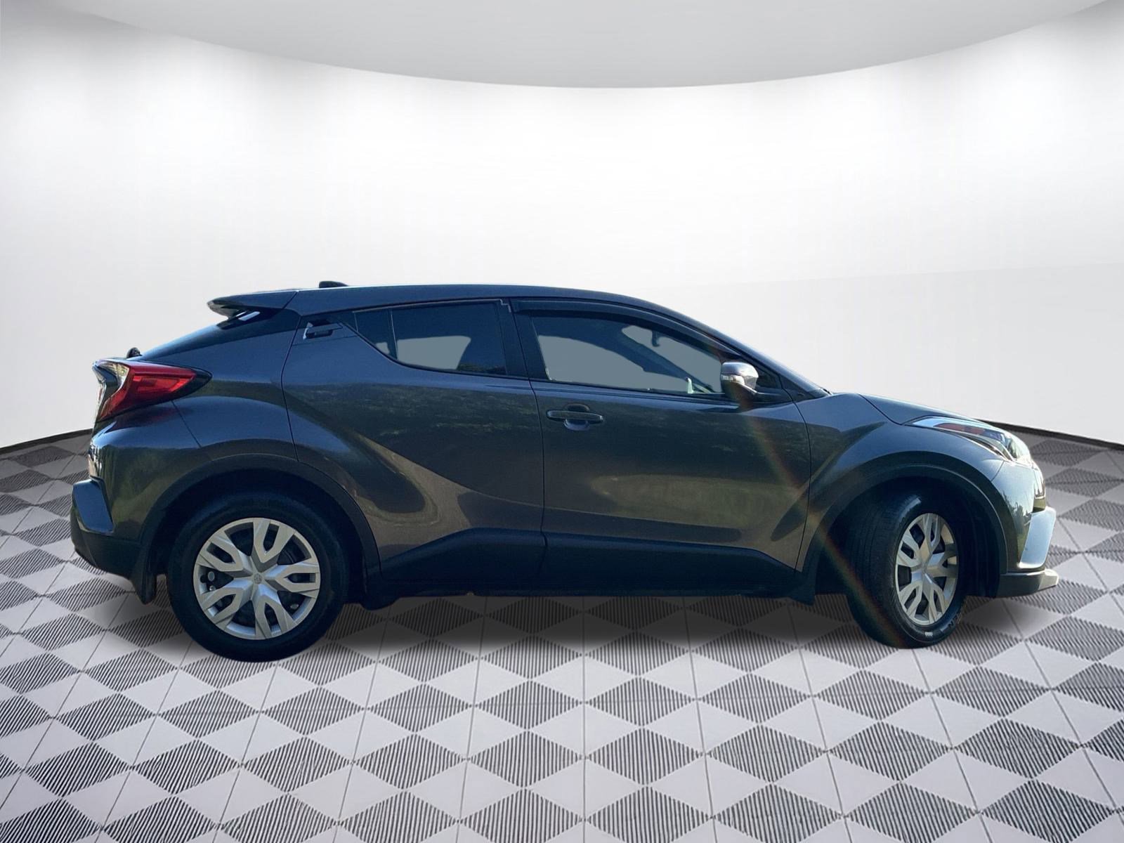 2019 Toyota C-HR XLE photo 7