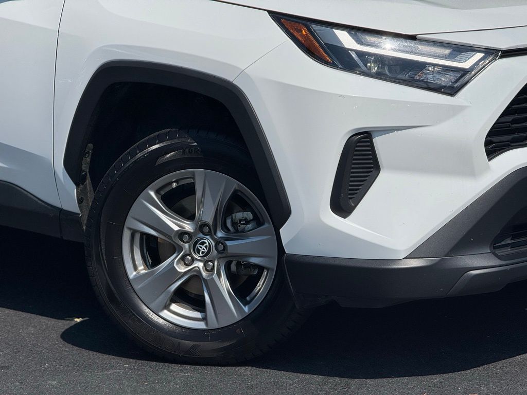 2023 Toyota RAV4 XLE photo 4