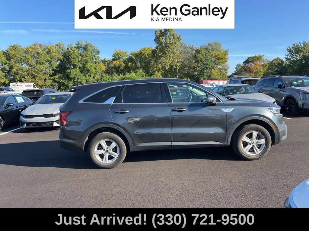 2023 Kia Sorento LX photo 4