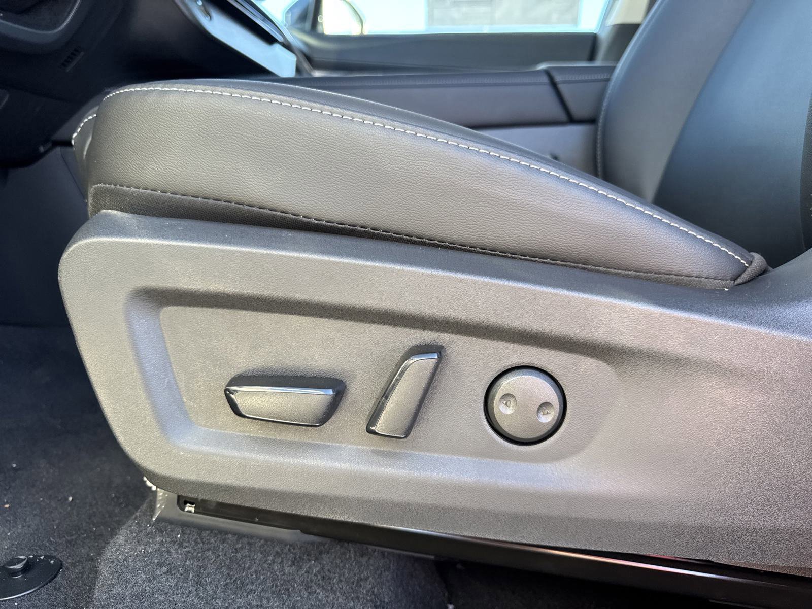2025 Nissan Murano SL photo 9