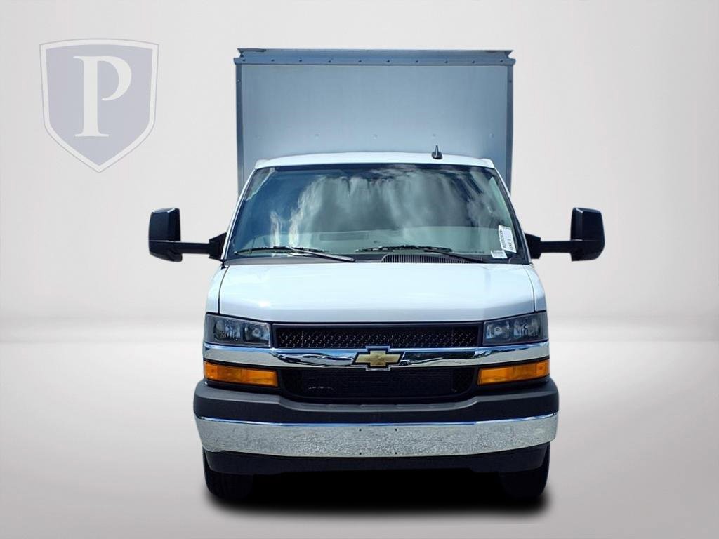 2024 Chevrolet Express Cutaway 3500 photo 2