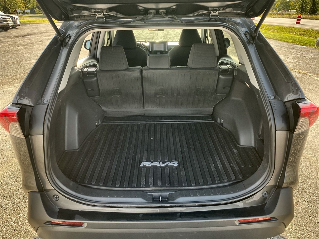 2022 Toyota RAV4 LE photo 19