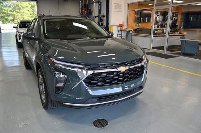 2025 Chevrolet Trax LT photo 3
