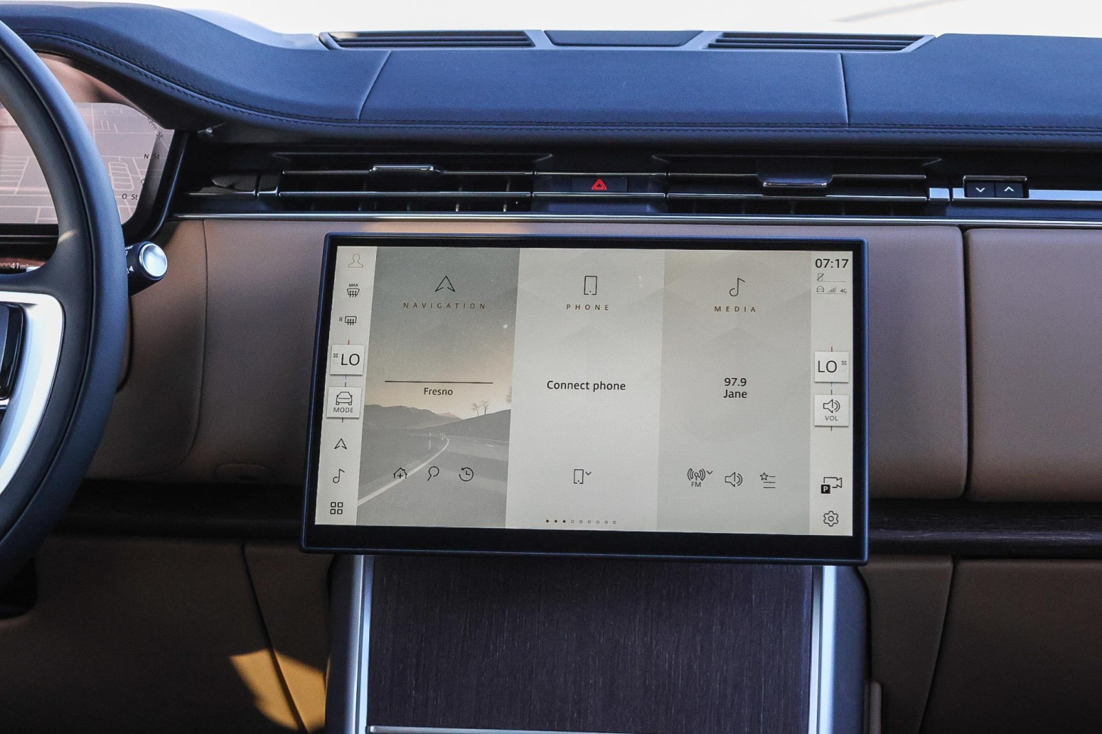 2025 Land Rover Range Rover SE photo 12