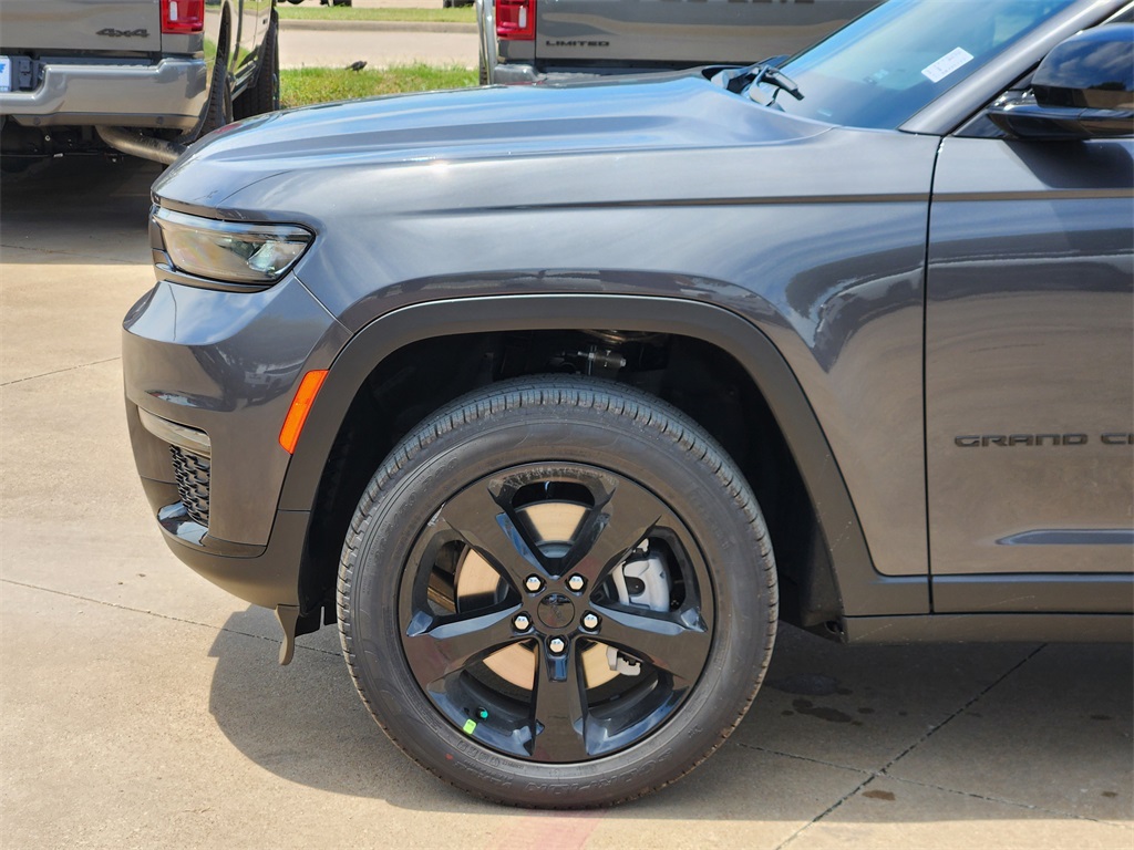 2025 Jeep Grand Cherokee Limited photo 3
