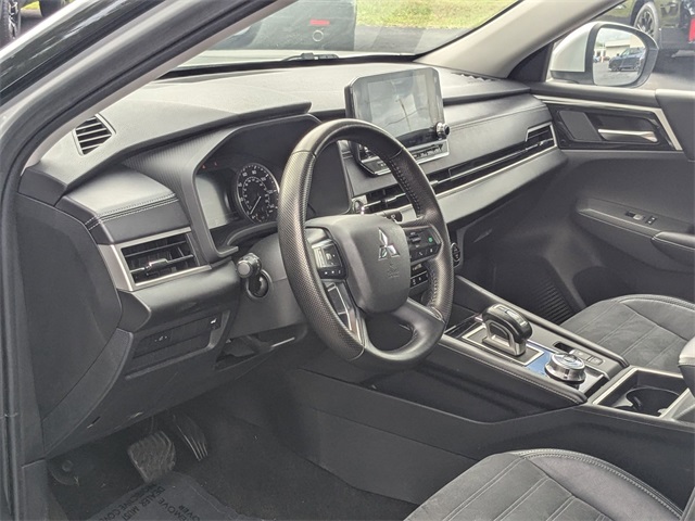 2023 Mitsubishi Outlander SE photo 2
