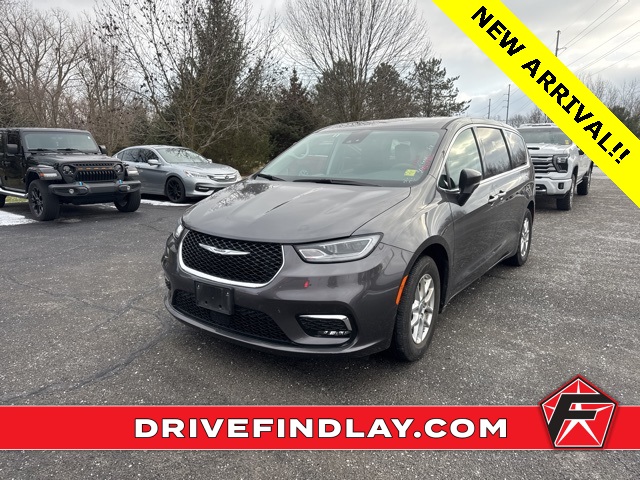 2023 Chrysler Pacifica Touring L's photo