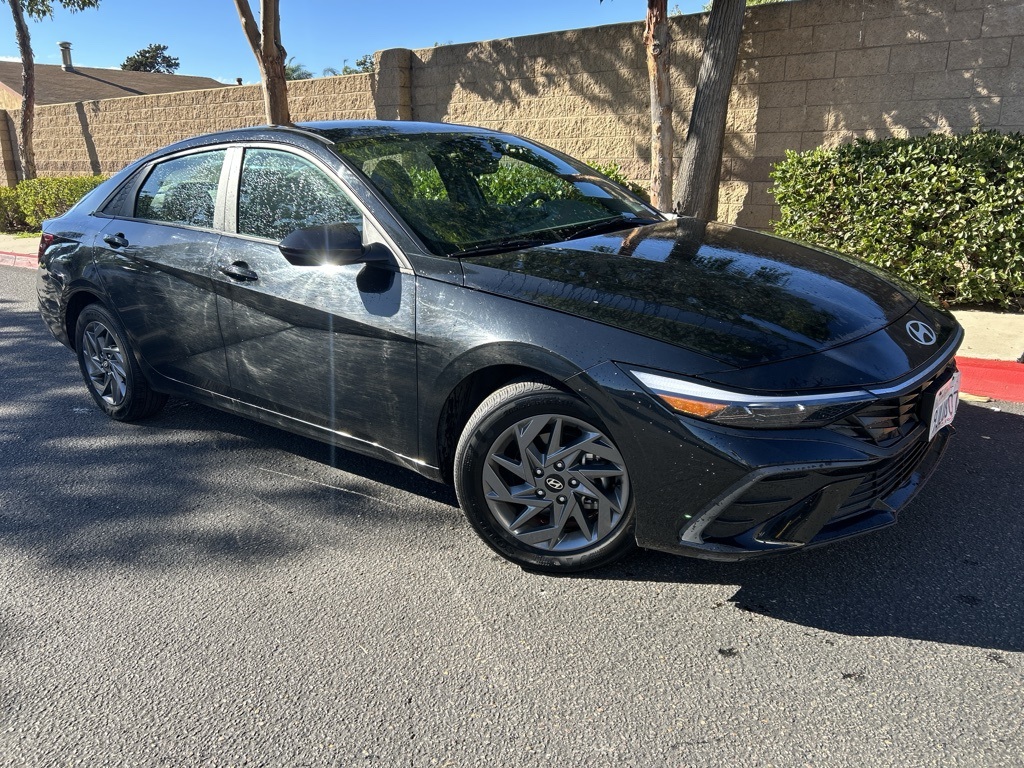 Used 2024 Black Hyundai SEL image 1