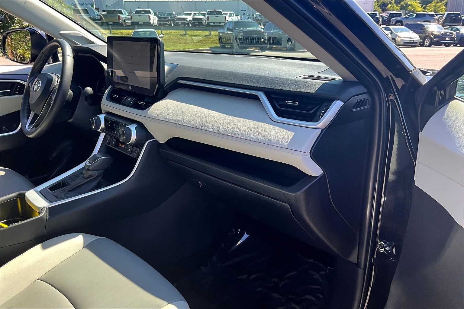2024 Toyota RAV4 XLE Premium photo 17