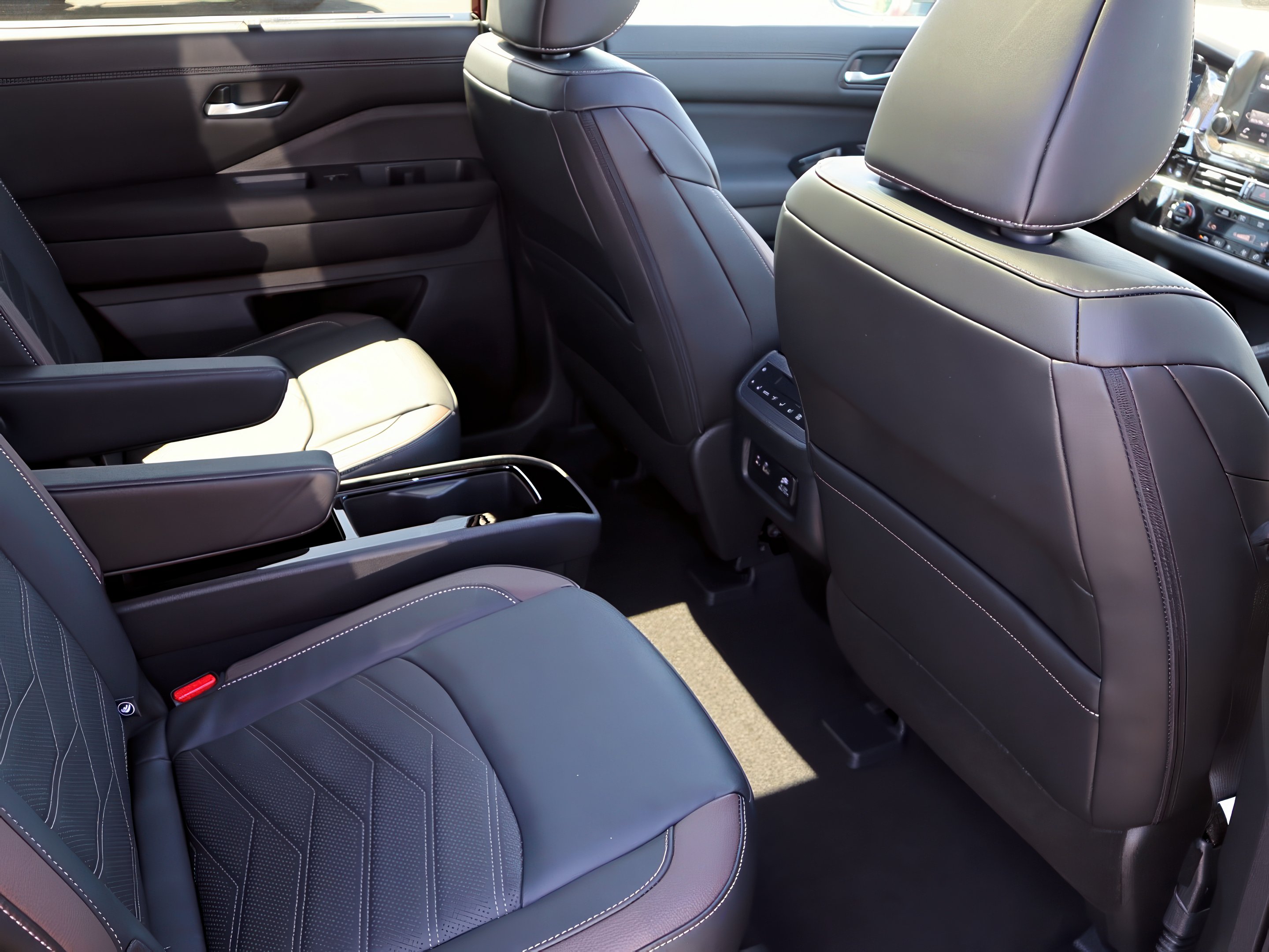 2025 Nissan Pathfinder Platinum photo 21