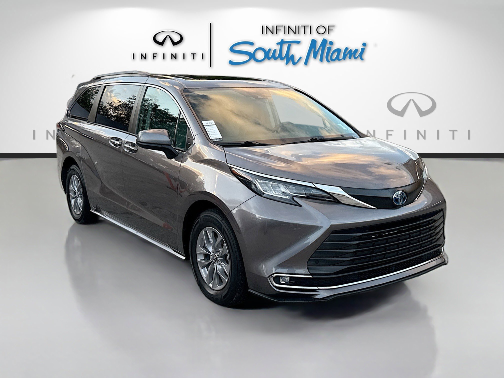 2022 Toyota Sienna XLE's photo