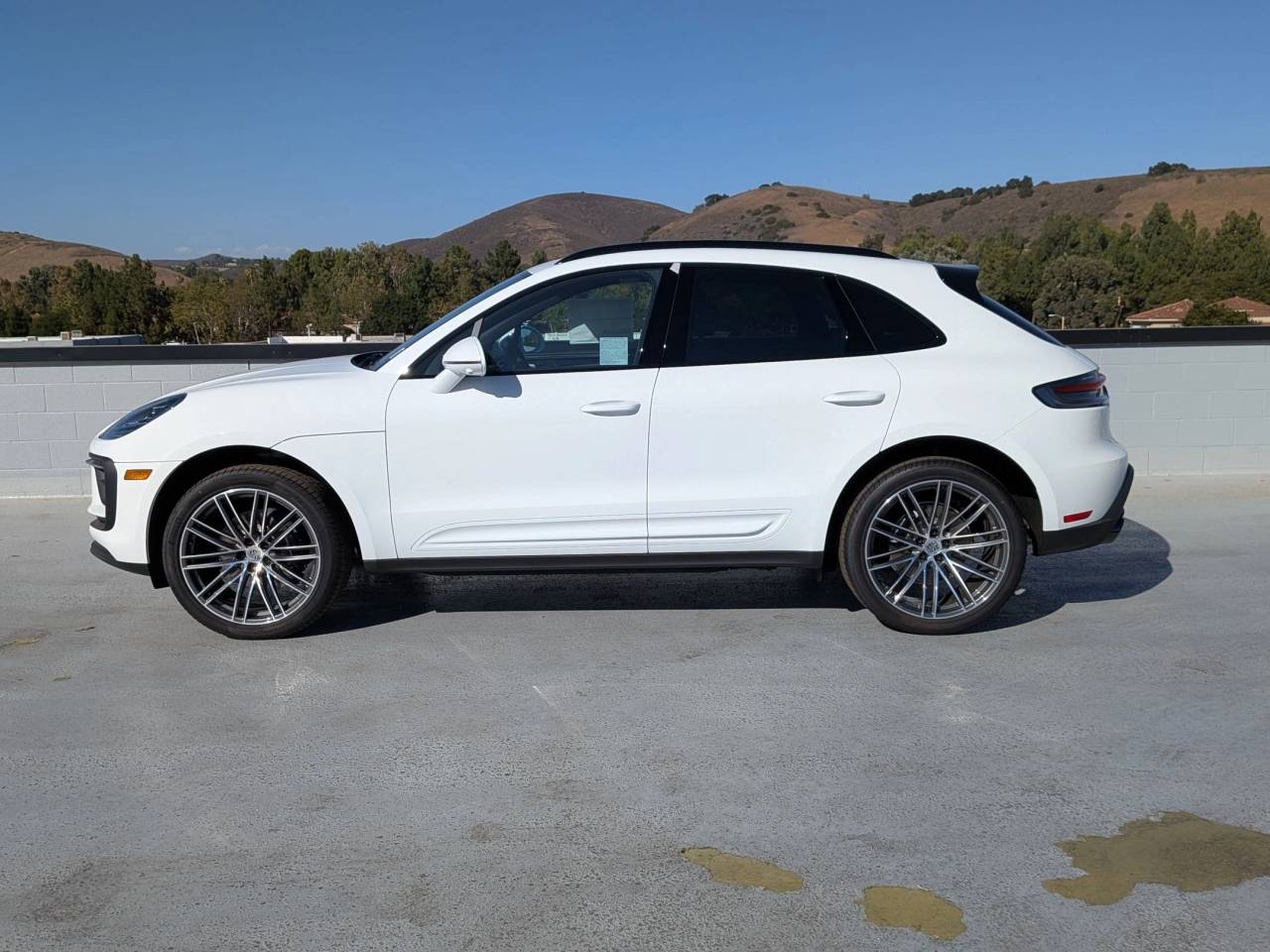 2025 Porsche Macan T photo 2