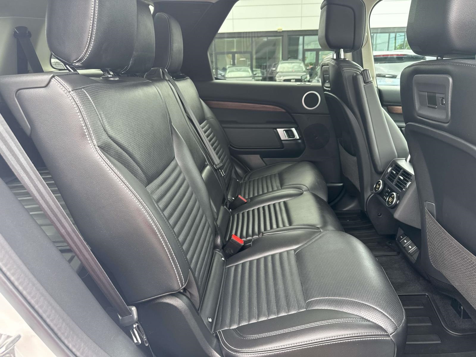 2024 Land Rover Discovery S photo 4